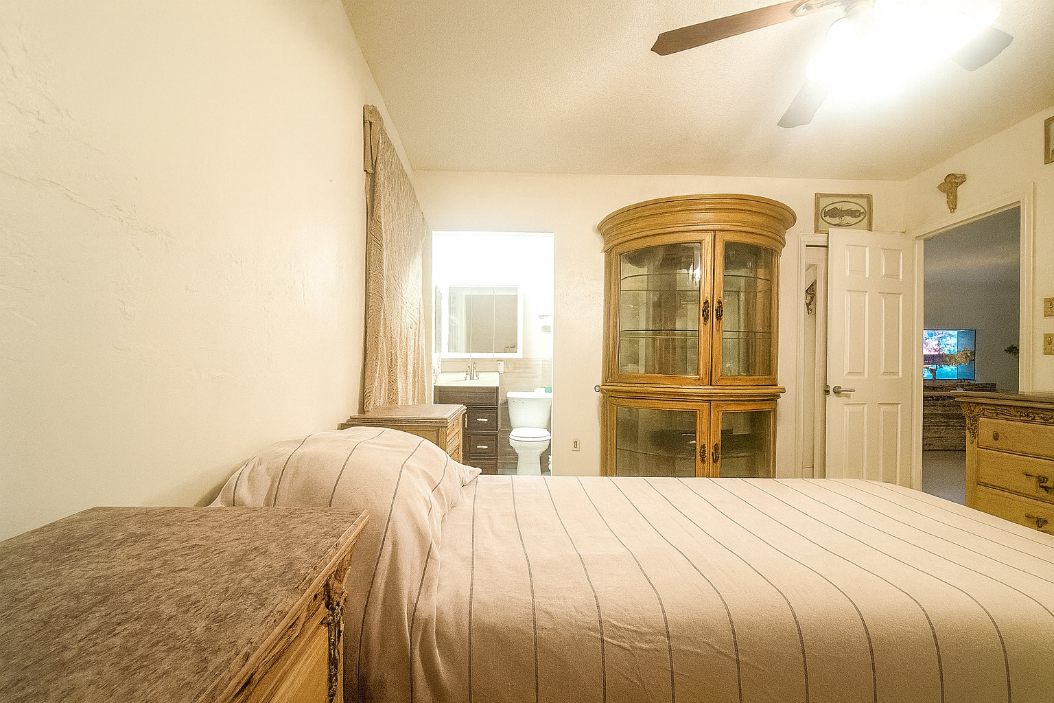 Secondary bedroom with closet